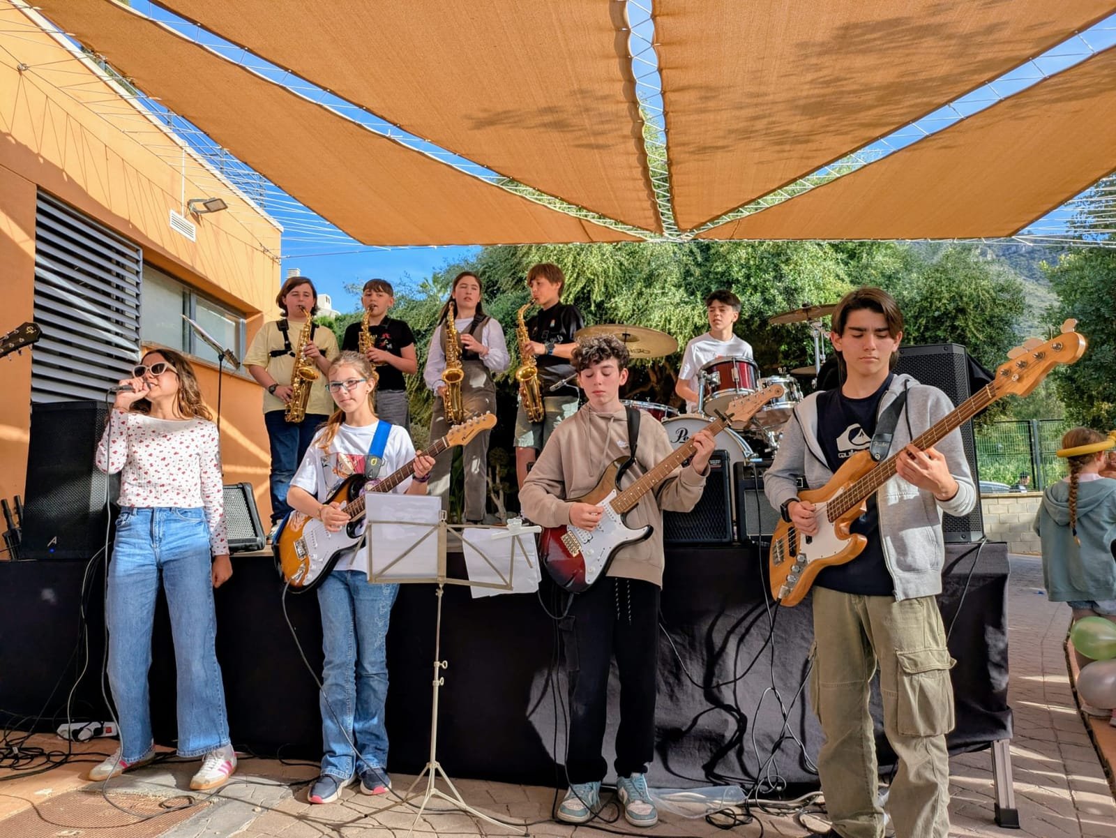 Alumnos en una clase de clases grupales de AURA Music Lab