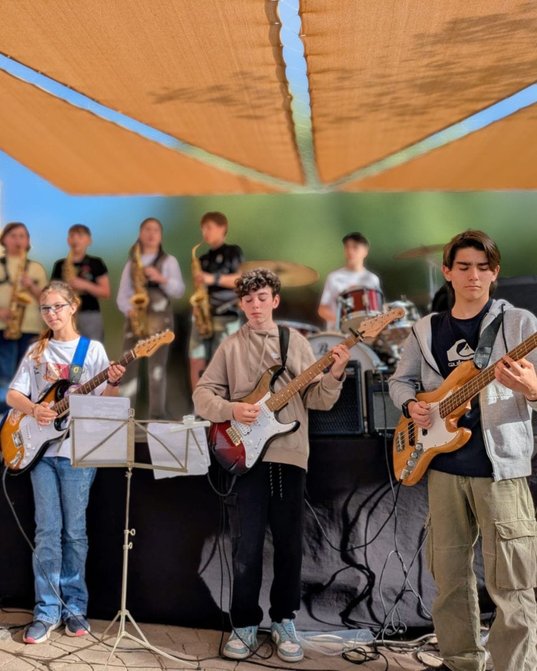 Alumnos en una clase de guitarra de AURA Music Lab