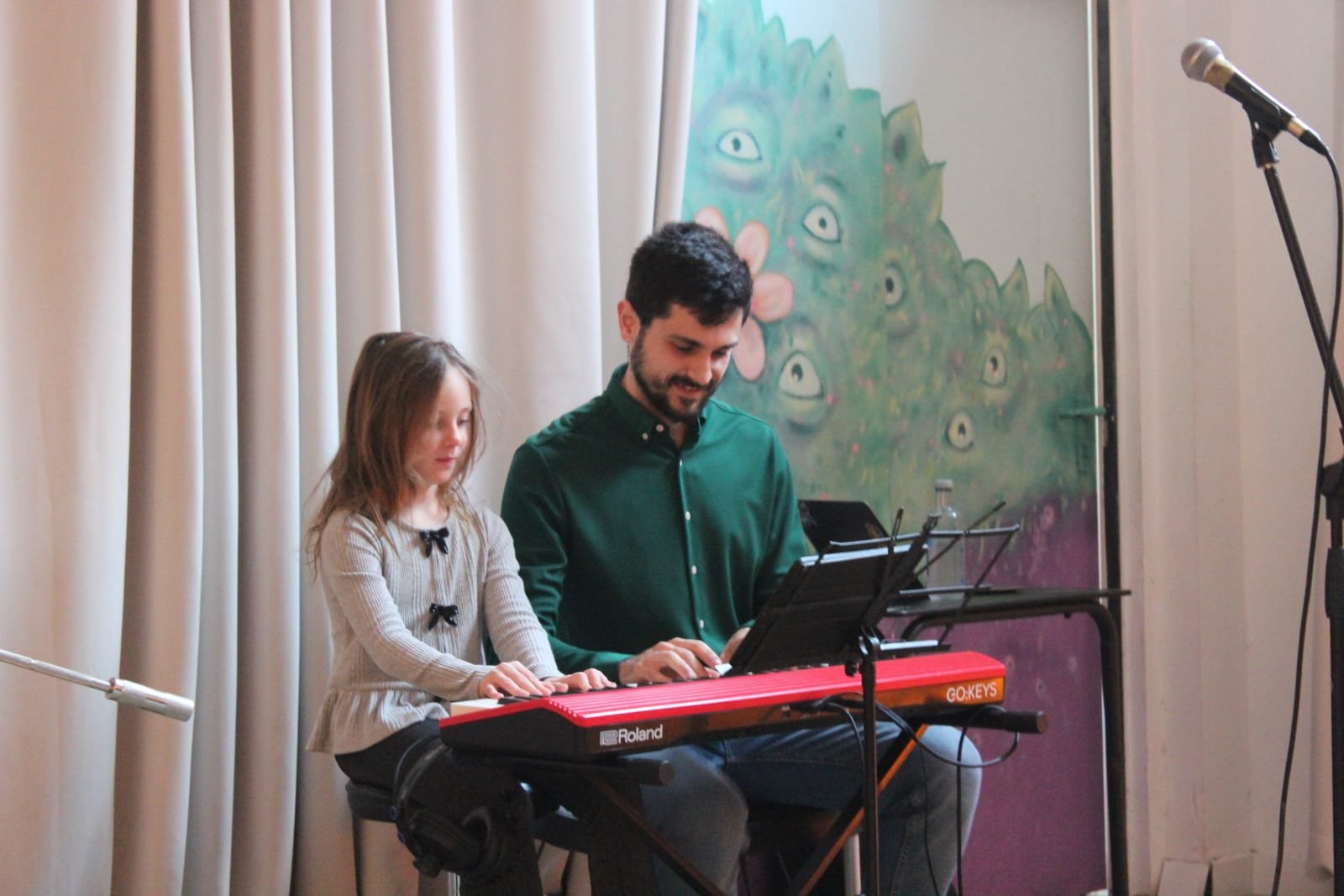 Alumnos en una clase de piano de AURA Music Lab